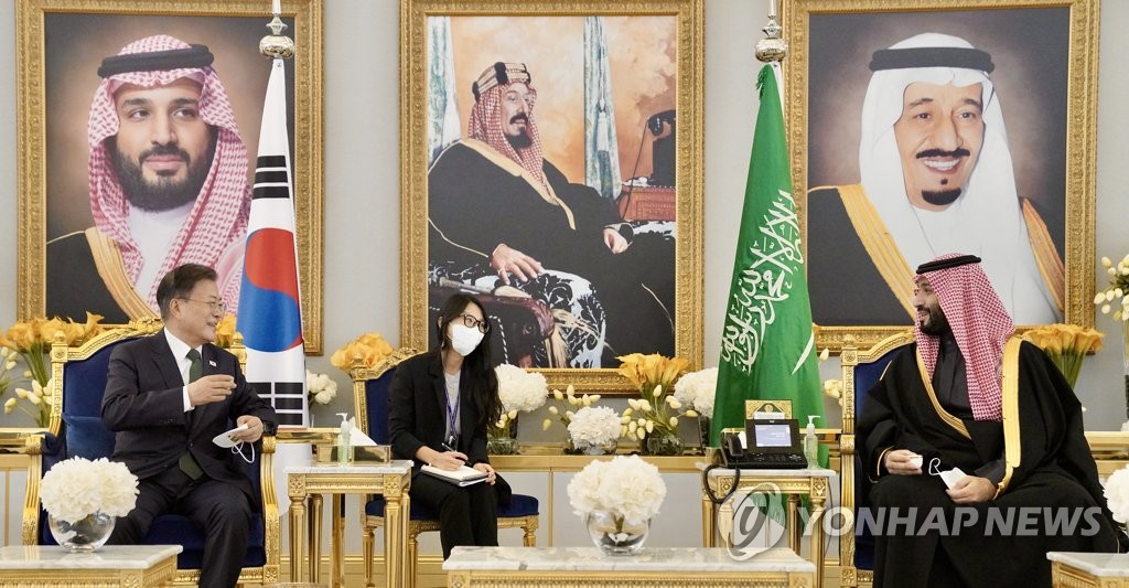 President Moon Jae-in (L) converses with Saudi Arabian Crown Prince Mohammed bin Salman after arriving at King Khalid International Airport in Riyadh on Jan. 18, 2022. (Yonhap)