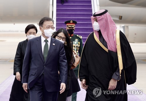 Moon arrive en Arabie saoudite pour des entretiens avec le prince héritier