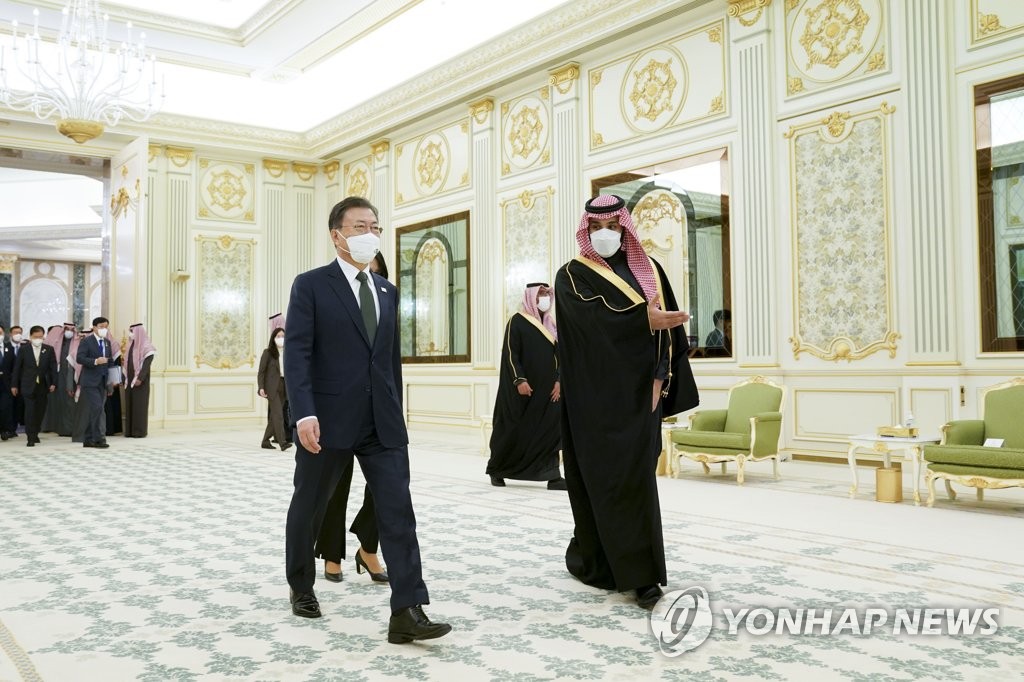 الرئيس مون يغادر السعودية متوجها إلى مصر