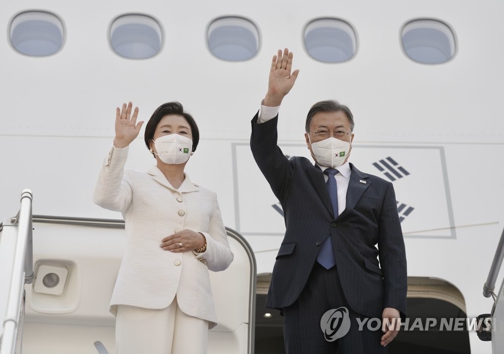 El presidente Moon Jae-in y la primera dama, Kim Jung-sook, saludan antes de partir, el 19 de enero de 2022 (hora local), desde el Aeropuerto Internacional Rey Khalid, en Arabia Saudita, hacia Egipto, la última escala del mandatario por tres países de Oriente Medio.