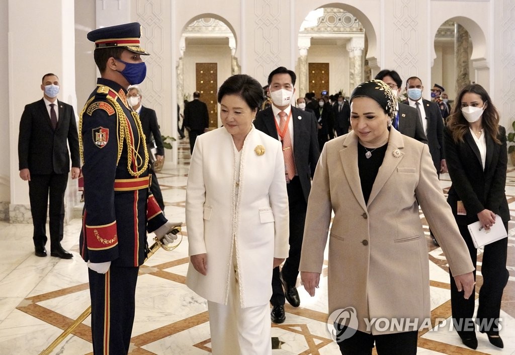 الحزب المعارض ينتقد الزيارة الخاصة للسيدة الأولى الكورية إلى الأهرامات بمصر