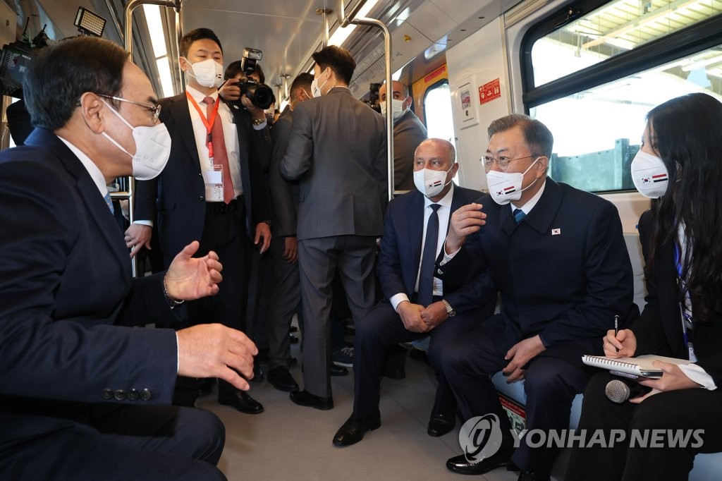 (جديد) الرئيس مون يزور مرآب عربات المترو الجديدة الكورية الواردة للخط الثالث لمترو الأنفاق بالقاهرة - 2