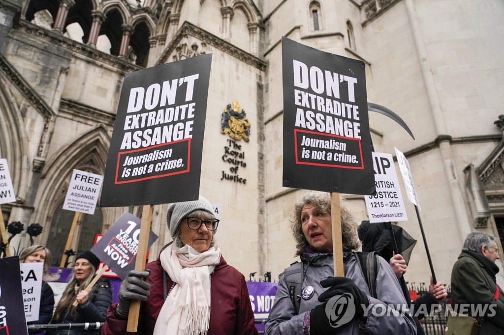 런던서 '어산지 美 송환 반대' 시위 벌이는 지지자들