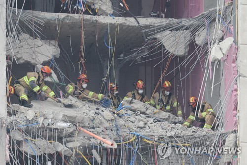  Rescuers discover things from missing person at collapsed construction site in Gwangju