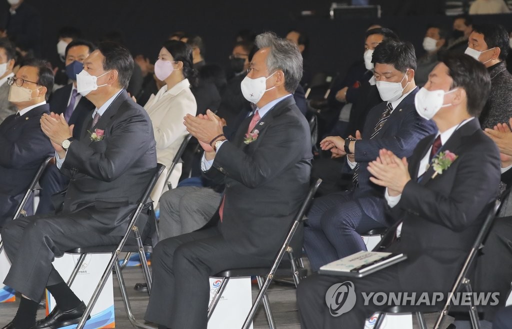 대한민국체육인대회에서 박수치는 윤석열과 안철수