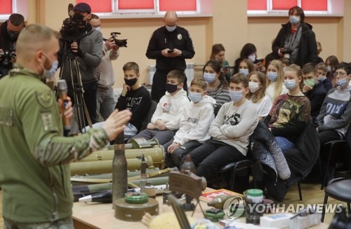 '러시아 침공 위협'…군용물품 관련 교육받는 우크라이나 학생들