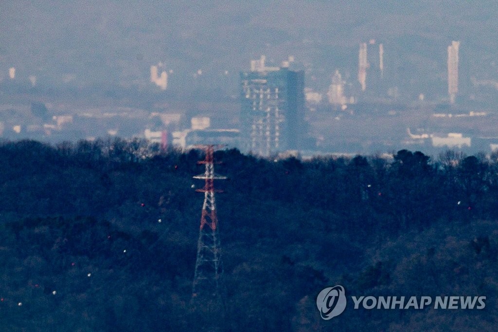 파주에서 보이는 훼손된 개성공단지원센터