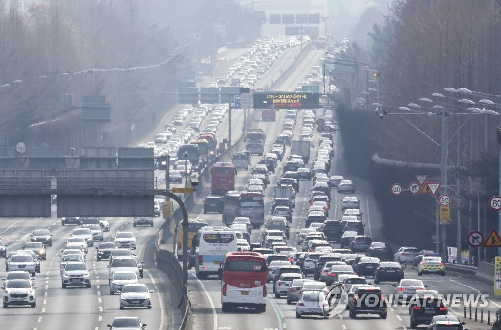 Heavy traffic clogs the southbound lanes on the Gyeongbu Expressway, which links Seoul to Busan, in southern Seoul on Jan. 31, 2022. (Yonhap)