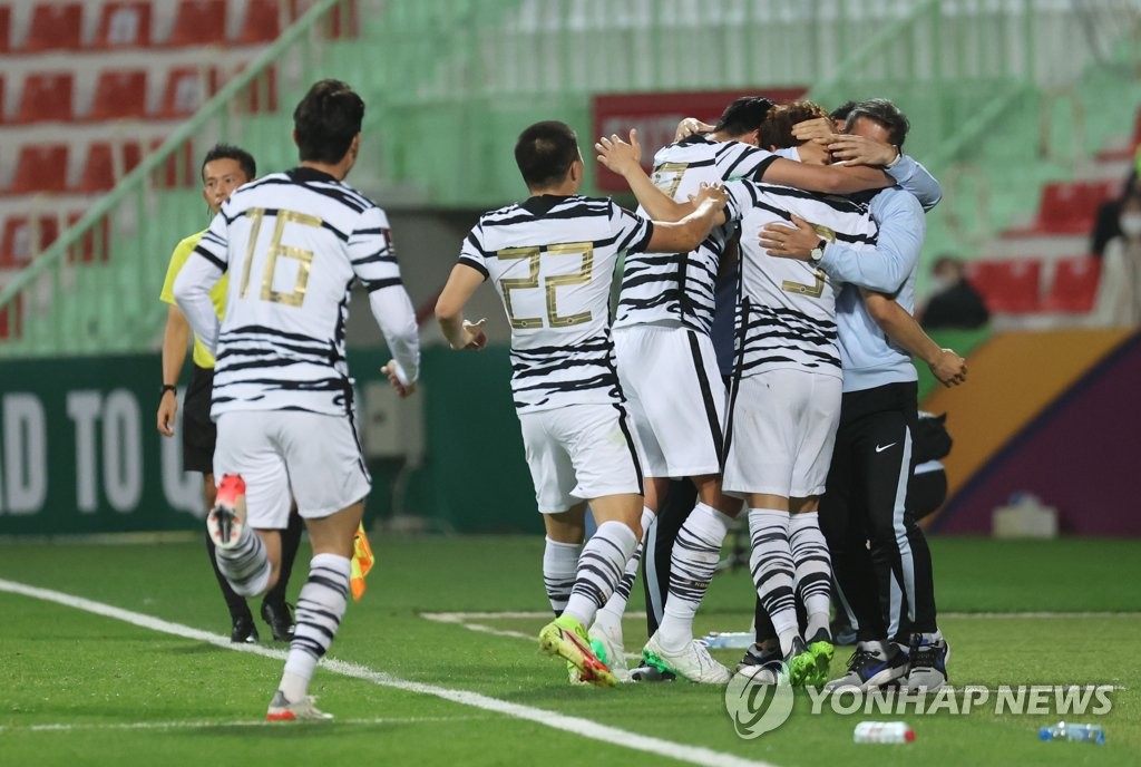 선제골 넣고 환호하는 김진수와 선수들