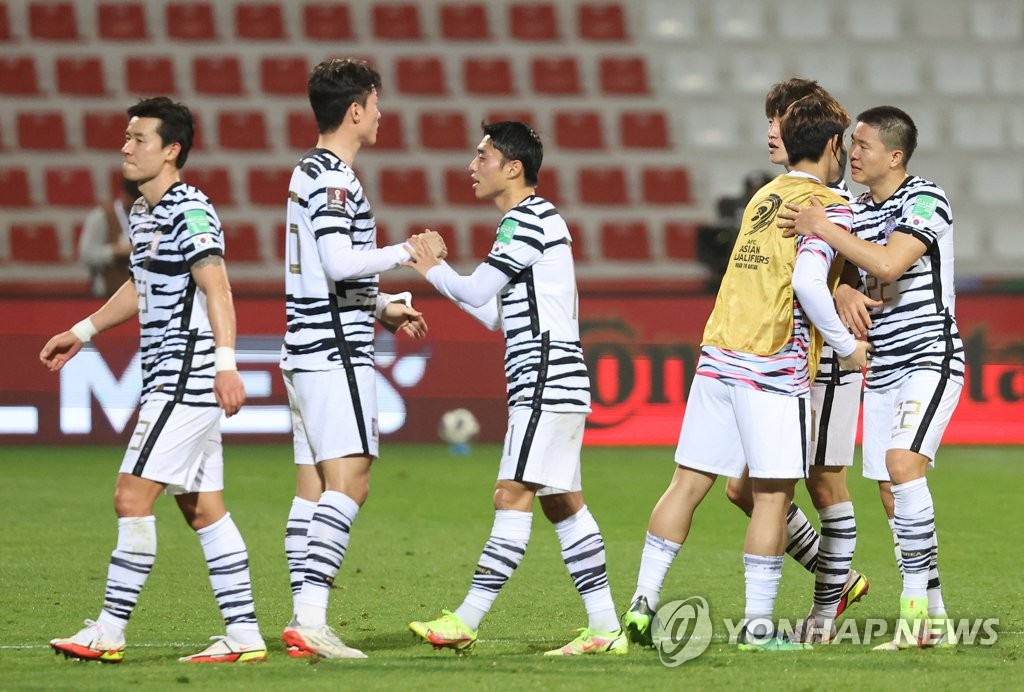 South Korean players celebrate clinching a spot at the 2022 FIFA World Cup, following their 2-0 victory over Syria in Group A in the final Asian qualifying round for the tournament at Rashid Stadium in Dubai on Feb. 1, 2022. (Yonhap)