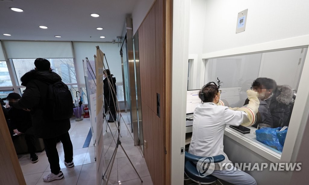 ソウル市内の医院で迅速抗原検査が行われている（資料写真）＝（聯合ニュース）