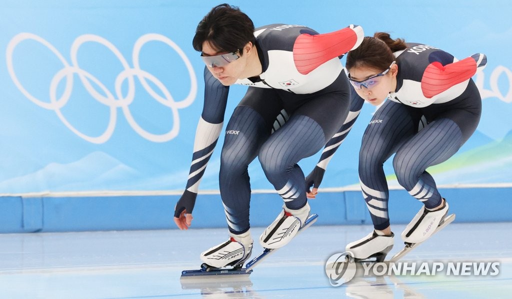 South Korean speed skaters Cha Min-kyu (L) and Kim Min-sun train at the National Speed Skating Oval in Beijing on Feb. 4, 2022, in preparation for the Beijing Winter Olympics. (Yonhap)