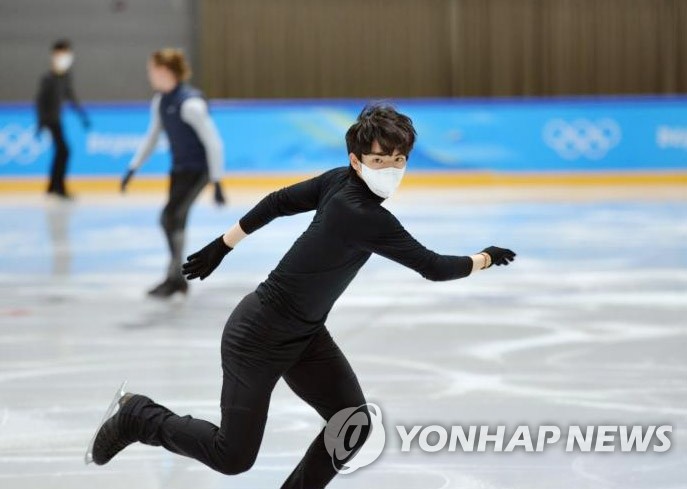 South Korean figure skater Cha Jun-hwan trains at a practice rink next to Capital Indoor Stadium in Beijing on Feb. 4, 2022, in preparation for the Beijing Winter Olympics. (Yonhap)