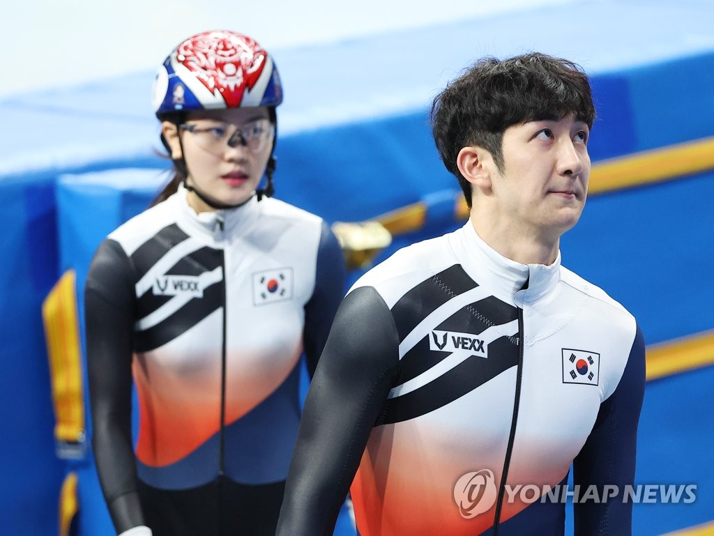 South Korean short track speed skaters Park Jang-hyuk (R) and Lee Yu-bin leave the ice at Capital Indoor Stadium in Beijing after finishing third in the quarterfinals of the mixed team relay at the Beijing Winter Olympics on Feb. 5, 2022. (Yonhap)
