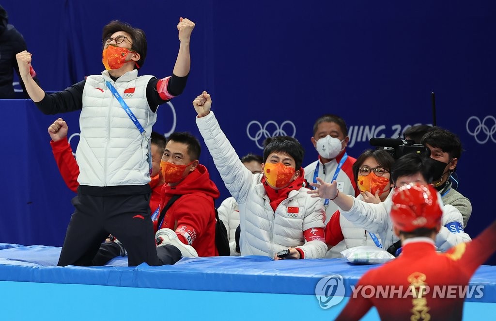 [올림픽] 중국 금메달에 환호하는 김선태 감독과 안현수 코치
