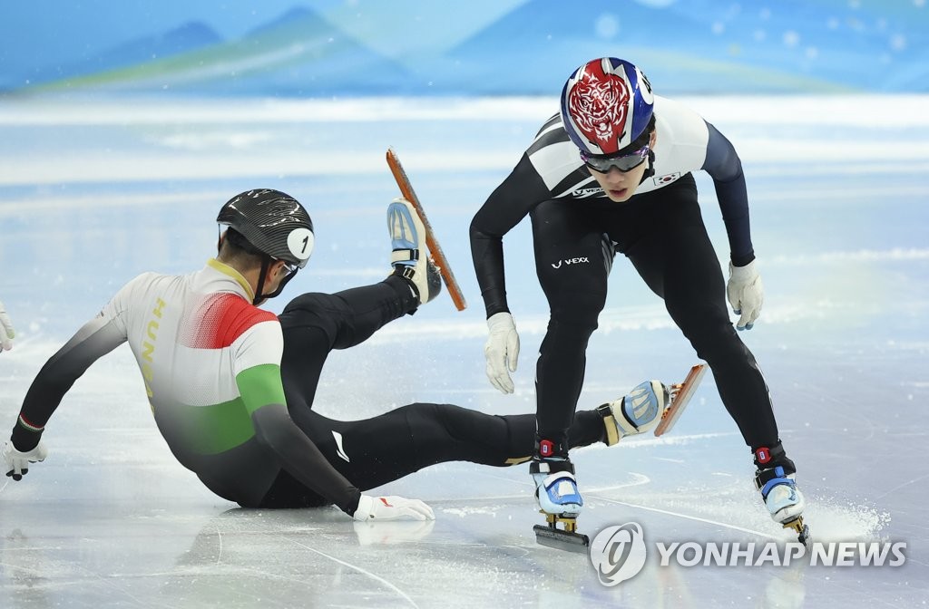 (أولمبياد بكين) خروج المتزلجين الكوريين الجنوبيين من سباق 1,000 متر للرجال على المضمار القصير - 2