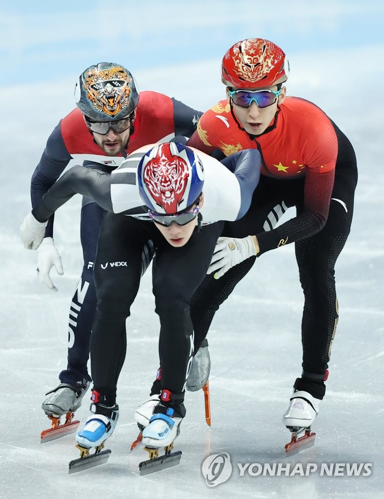 Lee June-seo of South Korea (C) is grabbed by Wu Dajing of China (R) during the semifinals of the men's 1,000m short track speed skating race at the Beijing Winter Olympics at Capital Indoor Stadium in Beijing on Feb. 7, 2022. (Yonhap)
