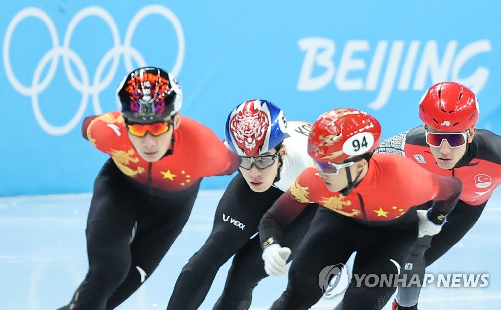 Hwang Dae-heon of South Korea (2nd from L) skates between Ren Ziwei (L) and Li Wenlong (2nd from R) of China during the semifinals of the men's 1,000m short track speed skating race at the Beijing Winter Olympics at Capital Indoor Stadium in Beijing on Feb. 7, 2022. (Yonhap)