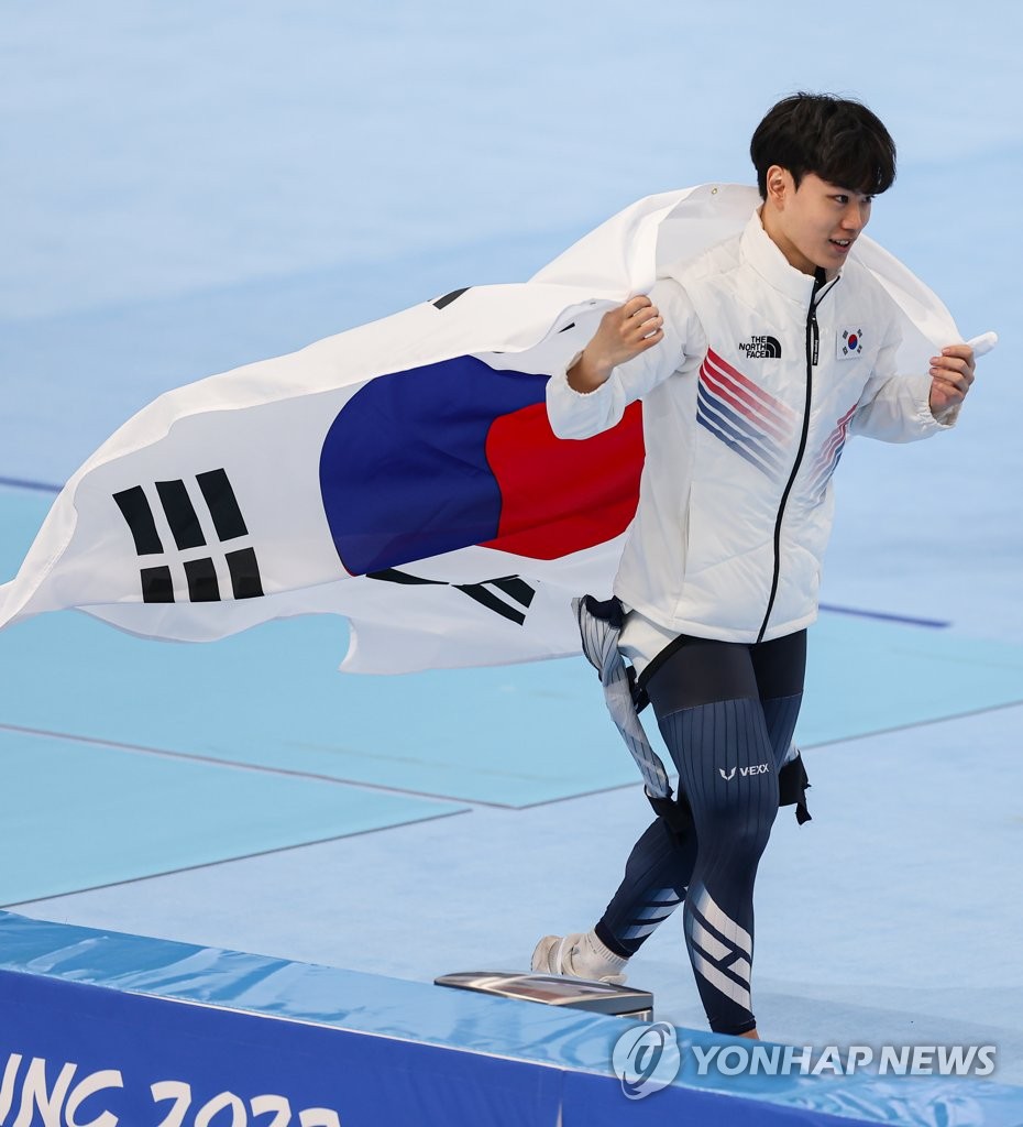 [올림픽] 태극기 들고 대한민국 첫 메달 자축하는 김민석
