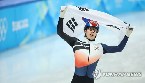(جديد) (أولمبياد بكين) فوز المتزلج السريع على المضمار القصير «هوانغ ديه-هون» بالميدالية الذهبية في سباق 1,500 متر