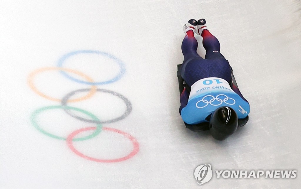 Le Sud-Coréen Yun Sung-bin participe à l'épreuve masculine de skeleton aux Jeux olympiques d'hiver de Pékin au Centre national de glisse de Yanqing, au nord-ouest de Pékin, le 10 février 2022.