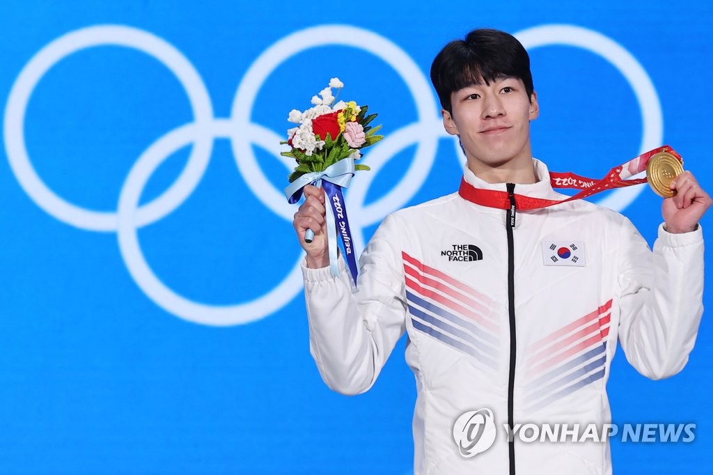 El patinador surcoreano de velocidad sobre pista corta Hwang Dae-heon sostiene su medalla de oro en los 1.500 metros masculinos, durante la ceremonia de entrega de medallas en los Juegos Olímpicos de Invierno de Pekín, celebrada, el 20 de febrero de 2022, en la Plaza de Medallas de Pekín.