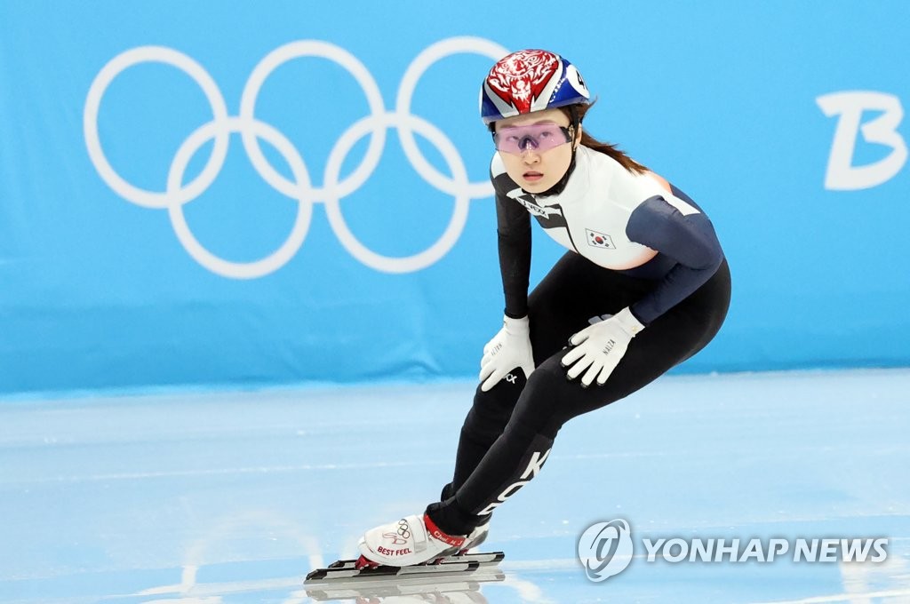 (عاجل) (أولمبياد بكين) فوز المتزلجة السريعة على المضمار القصير "تشوي مين-جونغ" بالميدالية الفضية في سباق 1,000 متر