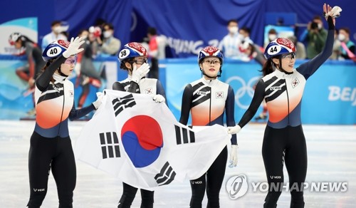 太極旗（韓国国旗）を持って手を振る韓国代表＝１３日、北京（聯合ニュース）