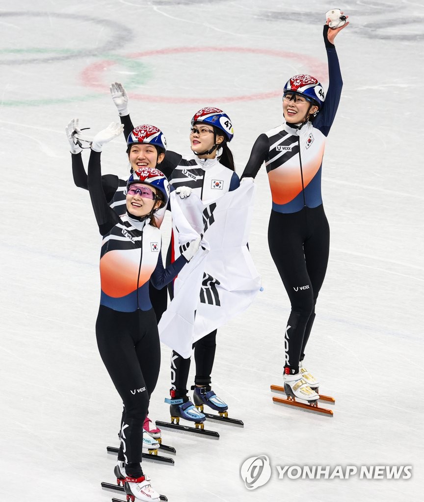 [올림픽] 은메달 자축하는 여자 쇼트트랙 대표팀