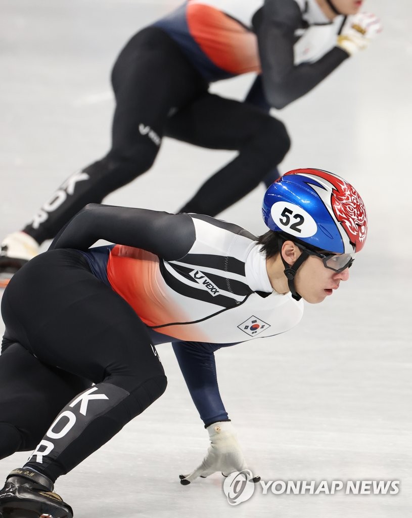 Le patineur de vitesse sur piste courte sud-coréen Hwang Dae-heon s'entraîne au Palais omnisports de la capitale à Pékin pendant les Jeux olympiques d'hiver de Pékin 2022, le 15 février 2022. 