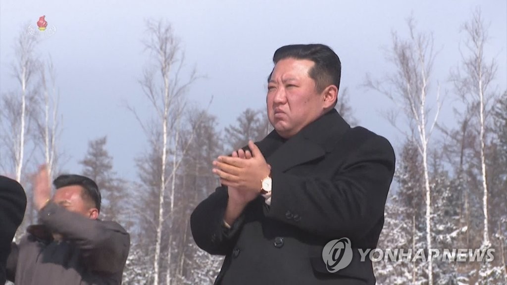 북한, 삼지연서 '김정일 생일' 중앙보고대회