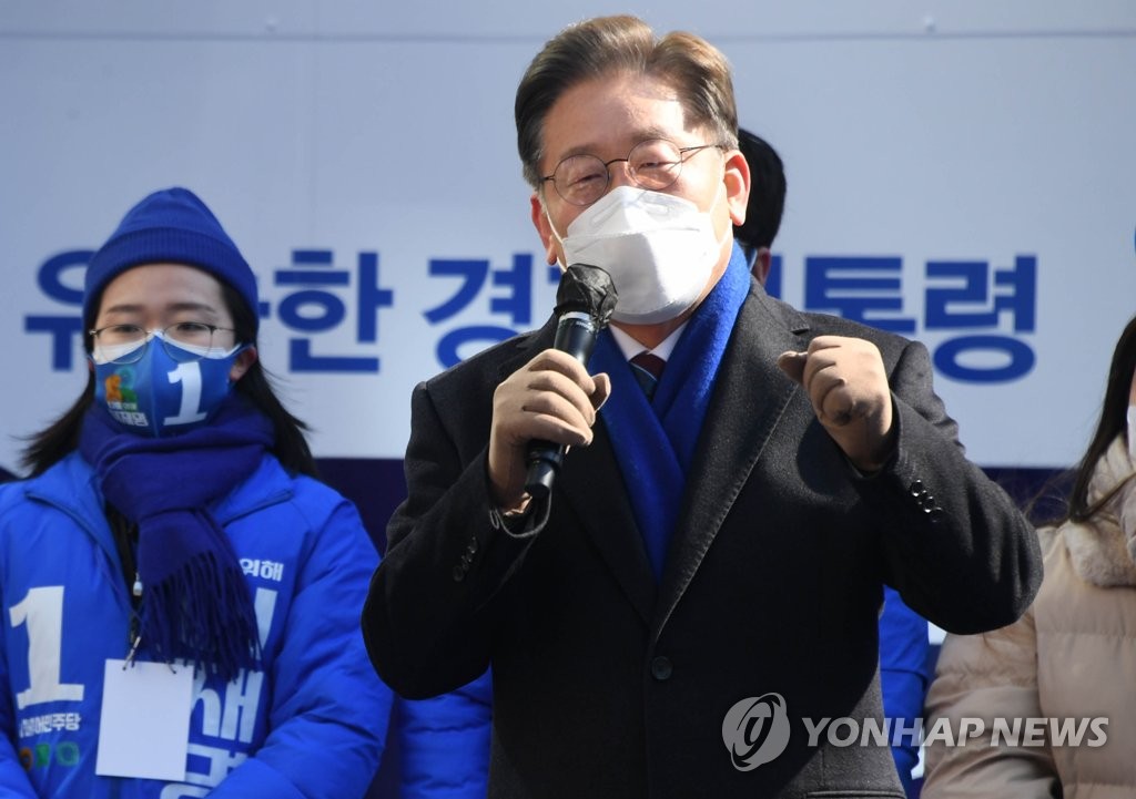 서울 강남에서 지지호소 연설하는 이재명 대선후보