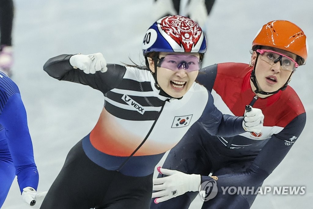 (جديد) (أولمبياد بكين) فوز المتزلجة "تشوي مين-جونغ" بذهبية سباق 1,500 متر للسيدات - 1