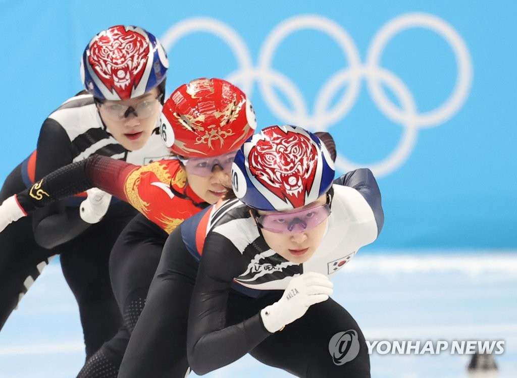 الرئيس مون يهنئ المتزلجة تشوي مين-جونغ بفوزها بالميدالية الذهبية في أولمبياد بكين - 2