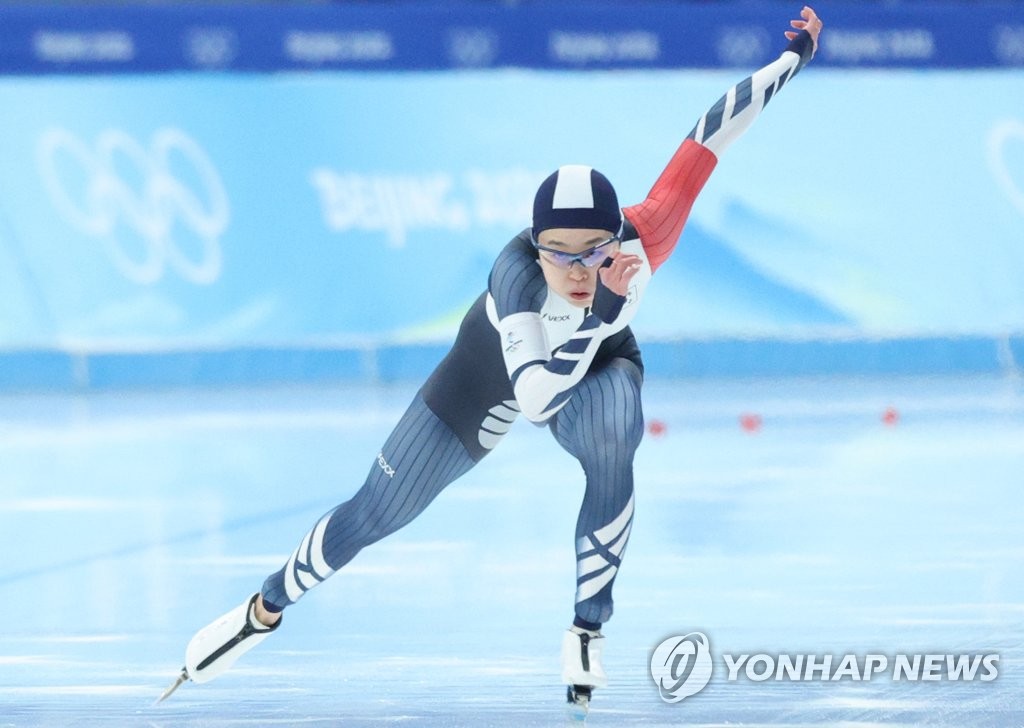 La surcoreana Kim Min-sun compite, el 17 de febrero de 2022, en la carrera de patinaje de velocidad de 1.000 metros femeninos en los Juegos Olímpicos de Invierno de Pekín 2022, en el Óvalo Nacional de Patinaje de Velocidad.