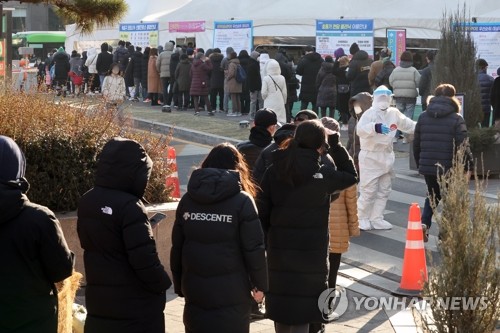 韓国の新規コロナ感染者初めて１０万人上回る　１週間で２倍に