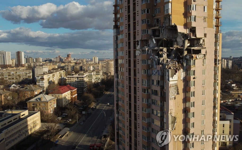 로켓포 공격에 피해 본 우크라이나 키예프 아파트