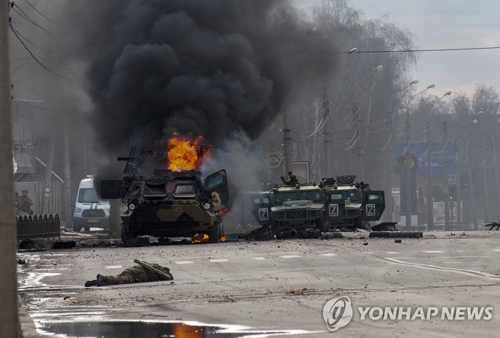 우크라 하리코프 시내서 불타는 러시아군 장갑차