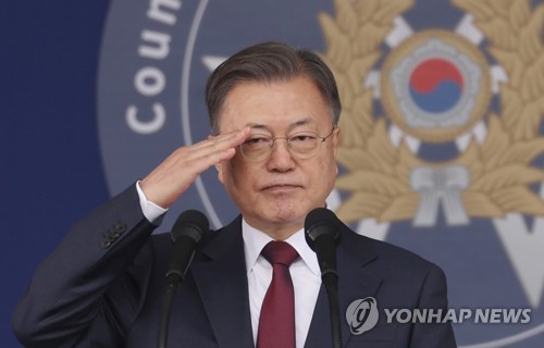 선관위 "문대통령 '尹 적폐수사 분노' 발언, 선거법 위반 아냐"