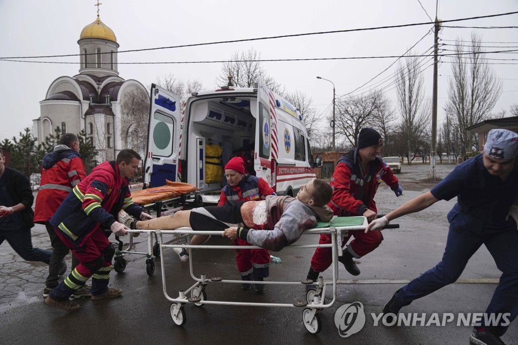 러시아군 주거지역 폭격으로 부상해 이송되는 우크라 주민
