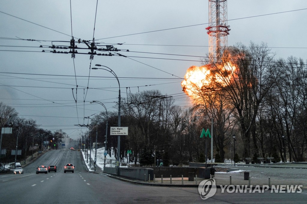 러시아군 폭격에 불길 치솟는 우크라 키이우 TV 송신탑