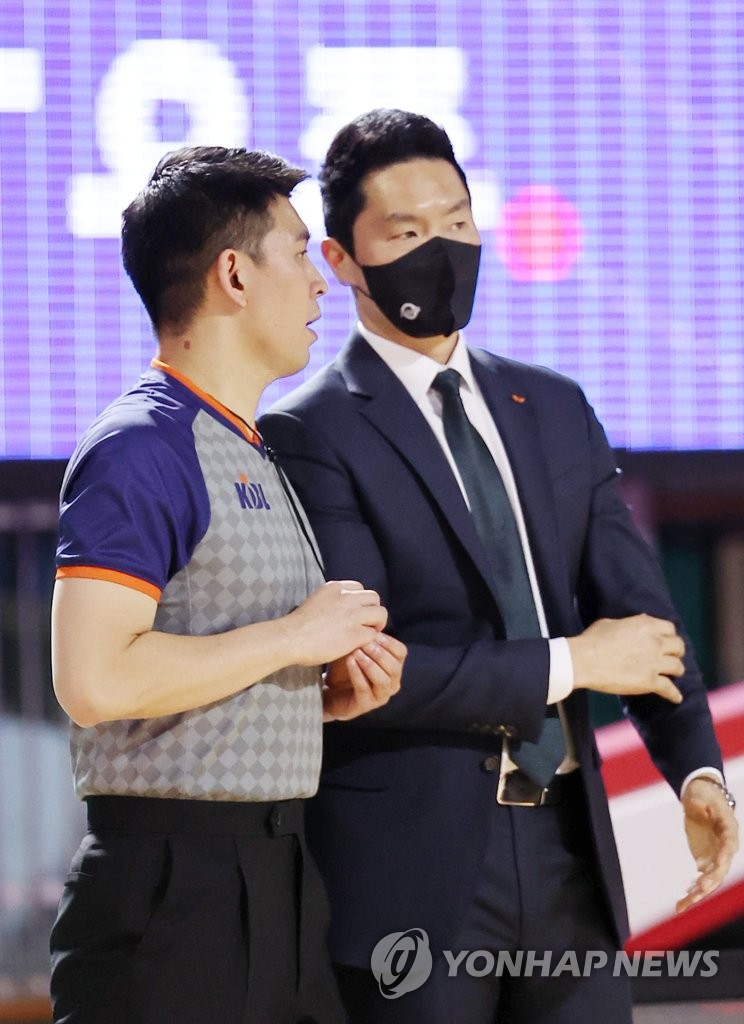 판정 어필하는 전희철 감독
