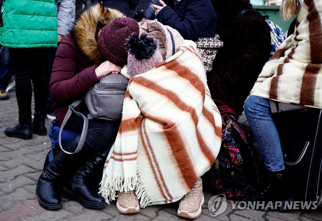 전란의 공포와 추위 속 피란길 오른 우크라 여성들