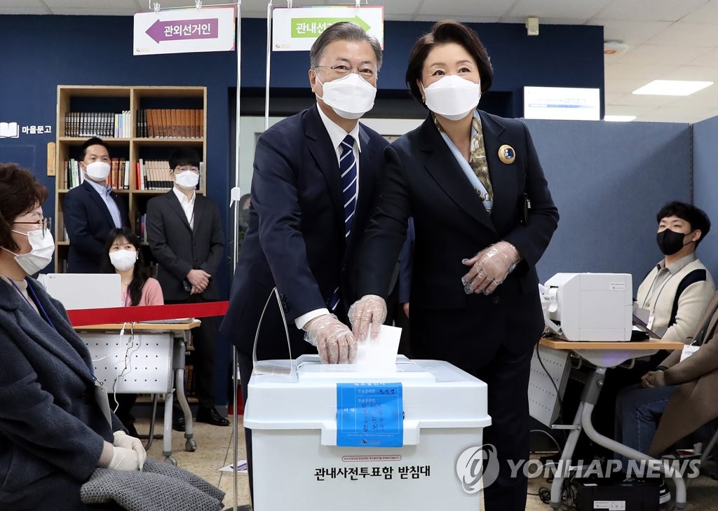 投票する文大統領夫妻＝４日、ソウル（聯合ニュース）