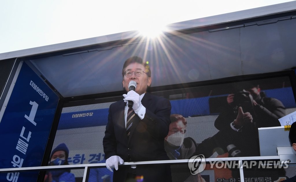Lee Jae-myung, the presidential candidate of the ruling Democratic Party, speaks during a campaign rally in Goyang, north of Seoul, on March 8, 2022. (Pool photo) (Yonhap)