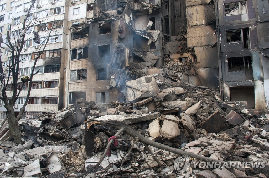 러시아군 무차별 폭격에 폐허로 변한 우크라 하르키우 아파트
