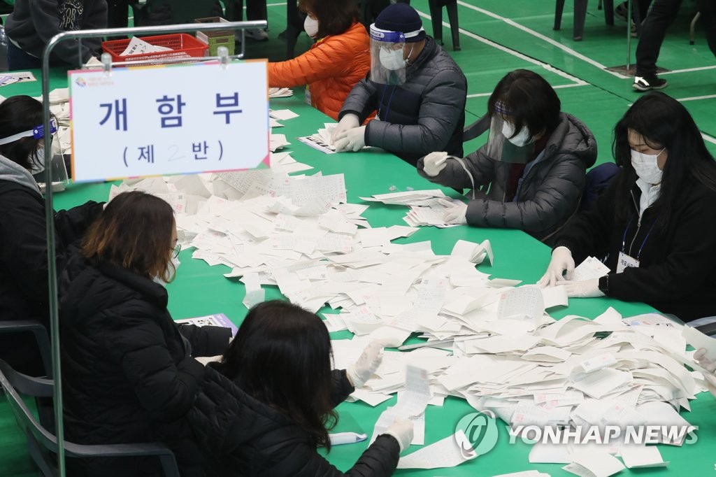 Le dépouillement des bulletins de l'élection présidentielle 2022 a débuté à la ville de Seogwipo, sur l'île de Jeju, le soir du mercredi 9 mars 2022. 
