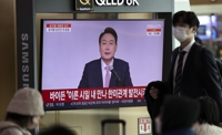 윤석열 당선인 뉴스 보는 시민들