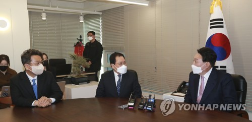 (2e LD) Moon félicite Yoon pour sa victoire à la présidentielle