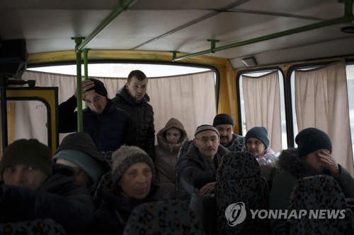 지난 9일 우크라 이르핀서 대피 버스 탑승한 주민들